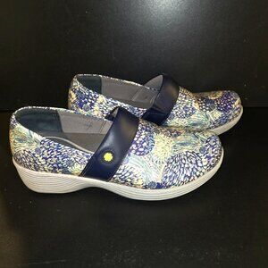 Women’s Work Wonders By Dansko Multi-Colored Blue Blossom Clogs US size 7.5